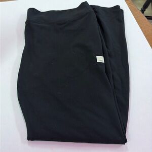 These are like new Vuori leggings- 3 total. Worn once.